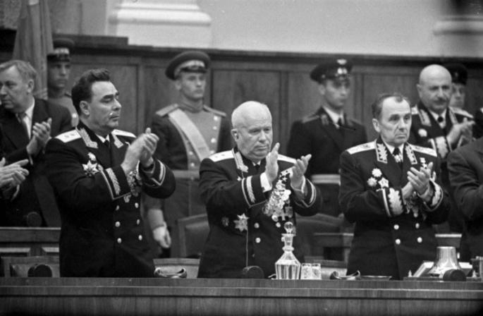 Почему свергли Хрущева и правда ли, что некоторые генералы предлагали ему помощь в возвращении к власти?